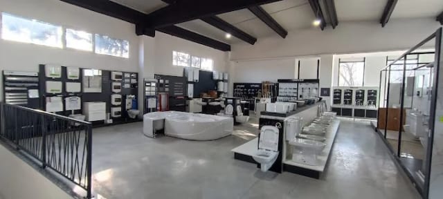Širi pogled na izložbeni salon Adovoda u Visokom